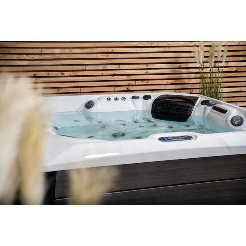 Close-up of the filled Platinum Spas Kenya hot tub with visible massage jets, water level and intuitive Balboa control panel - a stylish combination of technology and aesthetics.